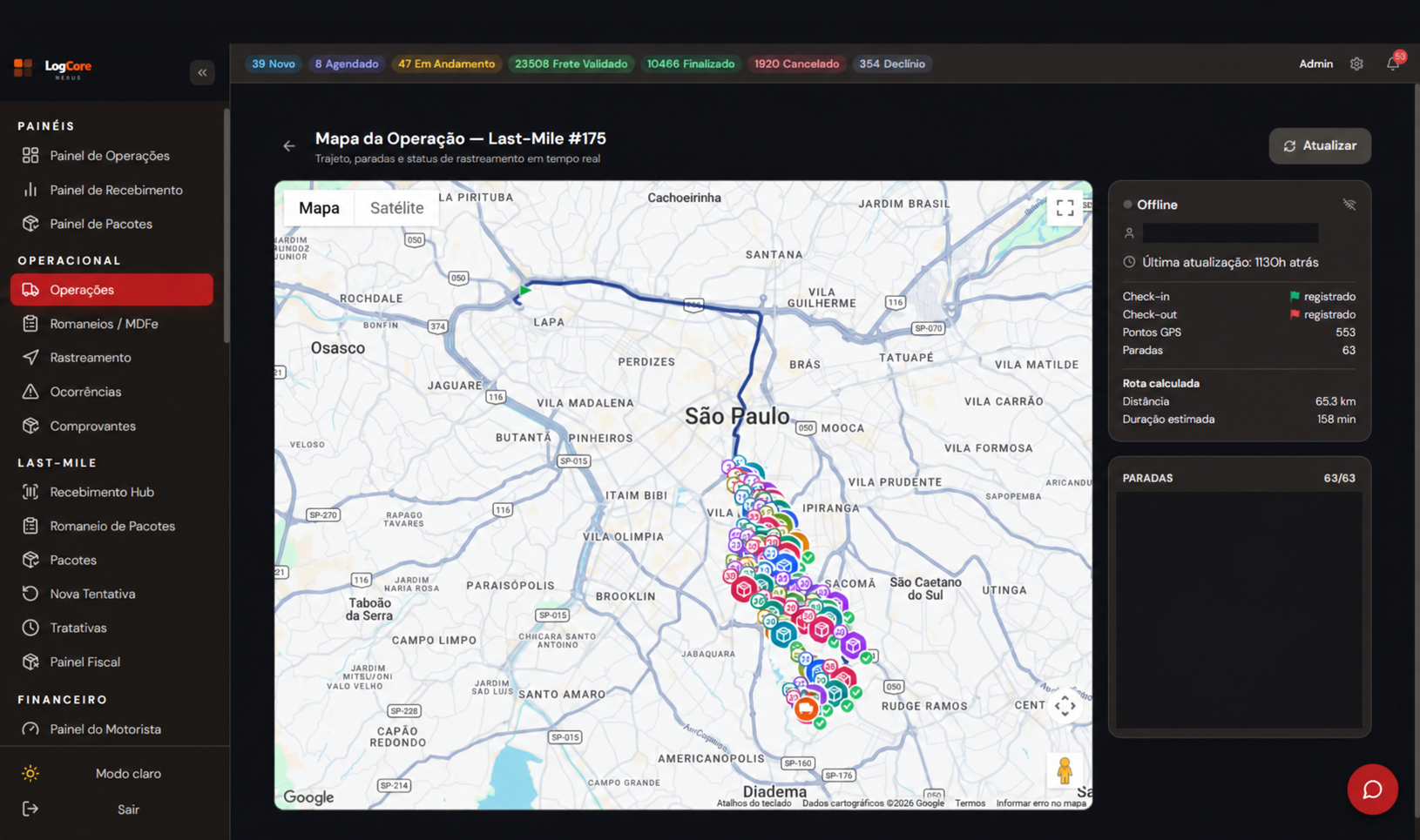Mapa real da operação no App LogCore mostrando a trilha percorrida, 65,3 quilômetros e duração estimada de 158 minutos, com dados pessoais ocultados